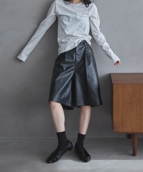 feepur(フェピュール)の「フェイクレザーバミューダパンツ(その他パンツ・レディース・ブラック・MEDIUM)」の1枚目の写真