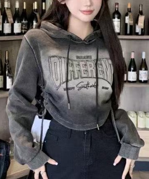 DIAVEL(ディアベル)の「【5色展開】韓国風Y2Kクロップドパーカー/両側ドローストリング&ウォッシュ加工(パーカー・レディース・ブラック/ダークグレー/ホワイト系その他2/ピンク/グレー系その他3・M)」の2枚目の写真