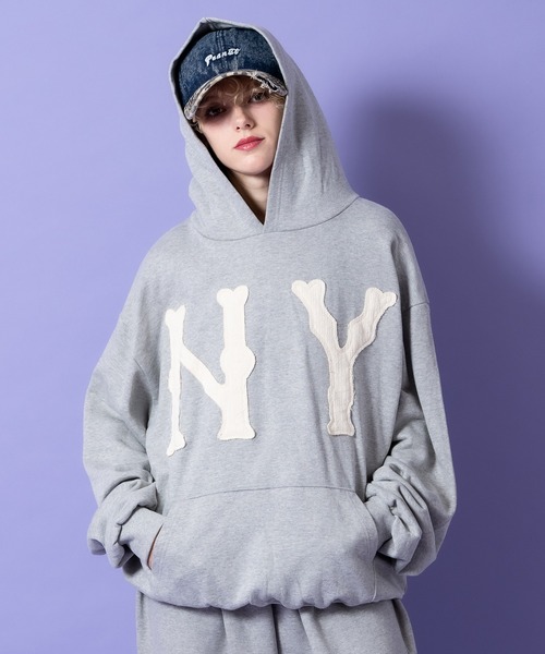 a.p.o.v.(エーピーオービー)の「a.p.o.v. ビッグNYワッペンパッチングオーバーサイズプルオーバーパーカー(パーカー・メンズ・ブラック/グレー・ONESIZE)」の1枚目の写真