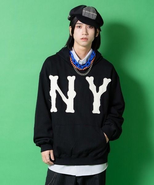 a.p.o.v.(エーピーオービー)の「a.p.o.v. ビッグNYワッペンパッチングオーバーサイズプルオーバーパーカー(パーカー・メンズ・ブラック/グレー・ONESIZE)」の2枚目の写真