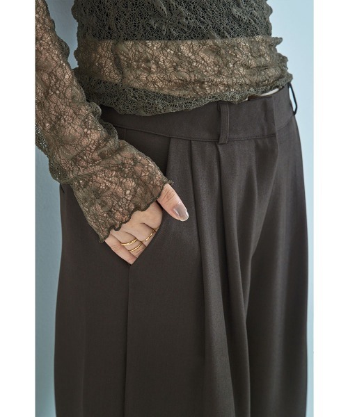 marjour（マージュール）の「NUANCE BROWN WIDE TUCKPANTS（その他パンツ・レディース・ブラウン・M）」の10枚目の写真