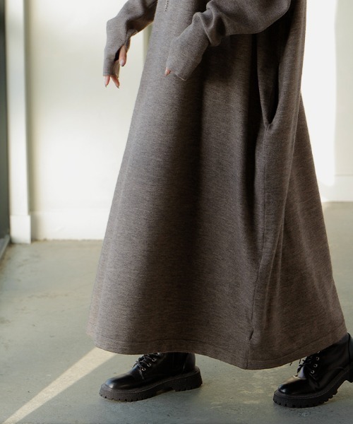 HUG.U（ハグユー）の「タートルネックロングニットワンピース（ワンピース・レディース・アッシュブラウン/レッド/ブラック/ダークグレー/ブルー/イエロー/グリーン/テラコッタ・FREE）」の17枚目の写真