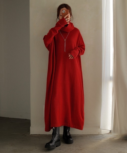 HUG.U（ハグユー）の「タートルネックロングニットワンピース（ワンピース・レディース・アッシュブラウン/レッド/ブラック/ダークグレー/ブルー/イエロー/グリーン/テラコッタ・FREE）」の9枚目の写真