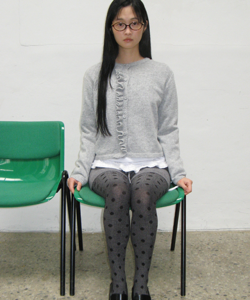 RONRON（ロンロン）の「HEART POINT RUFFLE KNIT CARDIGAN GREY（カーディガン/ボレロ・レディース・その他・FREE）」の2枚目の写真
