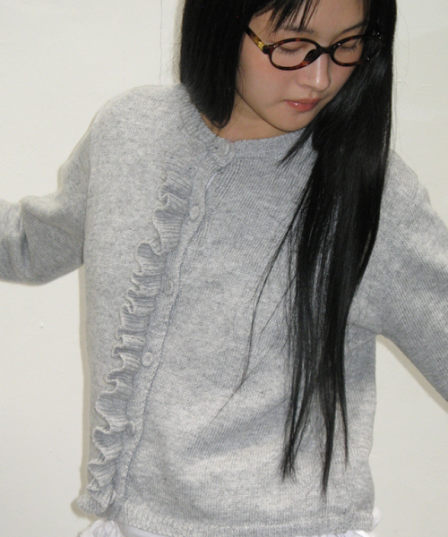 RONRON（ロンロン）の「HEART POINT RUFFLE KNIT CARDIGAN GREY（カーディガン/ボレロ・レディース・その他・FREE）」の3枚目の写真