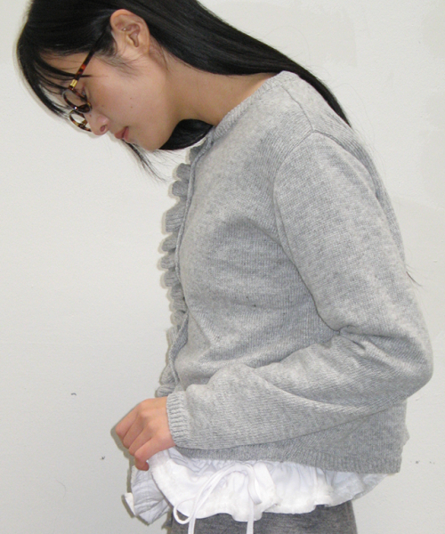 RONRON（ロンロン）の「HEART POINT RUFFLE KNIT CARDIGAN GREY（カーディガン/ボレロ・レディース・その他・FREE）」の4枚目の写真