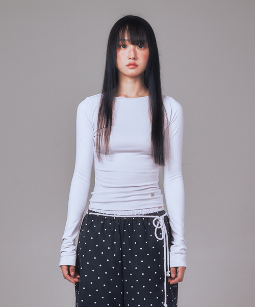 YOUHEE(ユヒ)の「BASIC BOAT NECK LONG SLEEVE WHITE(Tシャツ/カットソー・レディース・その他・SMALL/MEDIUM)」の1枚目の写真