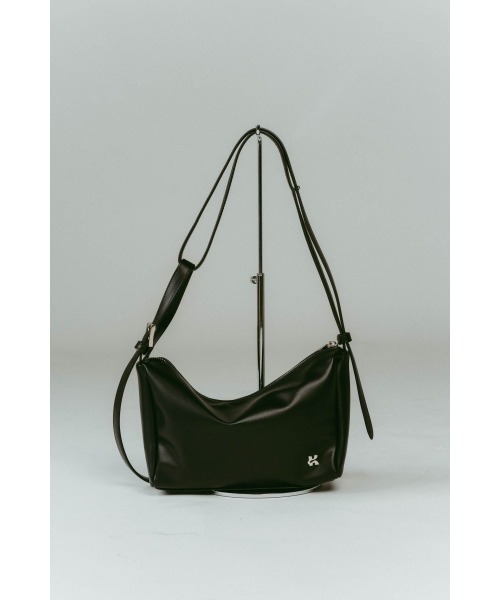 Knuth Marf(クヌースマーフ)の「ring-handle bag(ハンドバッグ・レディース・ブラック/アイボリー・ONE SIZE)」の1枚目の写真