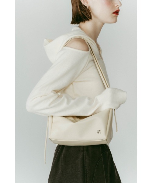 Knuth Marf(クヌースマーフ)の「ring-handle bag(ハンドバッグ・レディース・ブラック/アイボリー・ONE SIZE)」の3枚目の写真