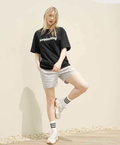 KEEPHUSTLING(キープハッスリング)の「オリジナルロゴ 半袖Tシャツ (ブラック)(Tシャツ/カットソー・レディース・ブラック・MEDIUM/LARGE)」の4枚目の写真