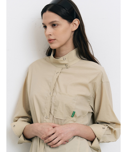 BERMUDAGRASS（バミューダグラス）の「ハイネックバックスリットウィンドブレーカーシャツ-BEIGE（シャツ/ブラウス・レディース・その他・FREE）」の2枚目の写真