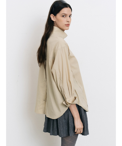 BERMUDAGRASS（バミューダグラス）の「ハイネックバックスリットウィンドブレーカーシャツ-BEIGE（シャツ/ブラウス・レディース・その他・FREE）」の3枚目の写真