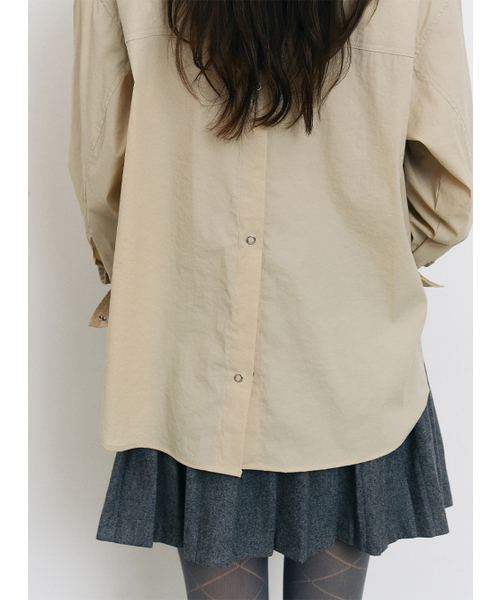 BERMUDAGRASS（バミューダグラス）の「ハイネックバックスリットウィンドブレーカーシャツ-BEIGE（シャツ/ブラウス・レディース・その他・FREE）」の4枚目の写真