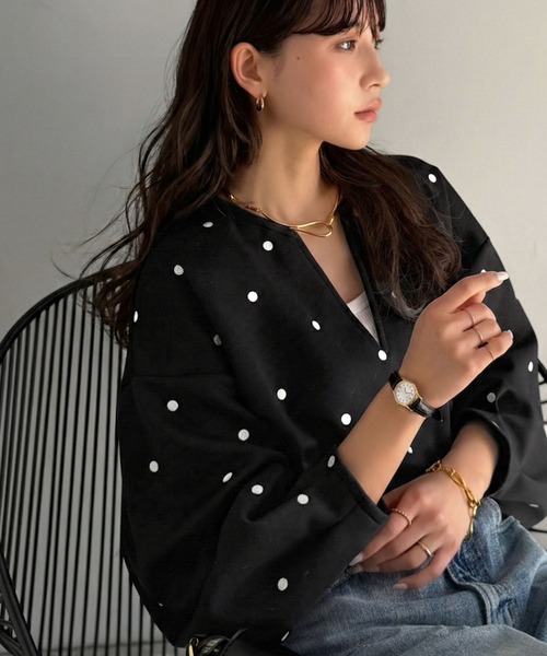 Classical Evon(クラシカルエヴォン)の「【Classical Evon】甘さ抑えて品よく映える。ドット刺繍袖ぽわんキーネックダンボールトップス(長袖)(Tシャツ/カットソー・レディース・ベージュ/ブラック/グレー・LARGE/MEDIUM/SMALL/X-LARGE)」の2枚目の写真