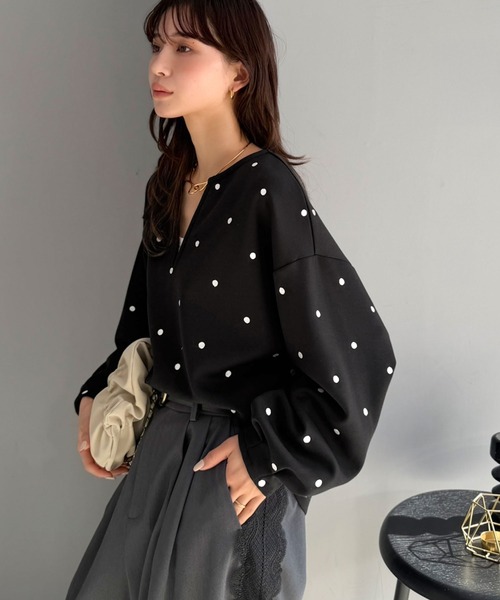 Classical Evon(クラシカルエヴォン)の「【Classical Evon】甘さ抑えて品よく映える。ドット刺繍袖ぽわんキーネックダンボールトップス(長袖)(Tシャツ/カットソー・レディース・ベージュ/ブラック/グレー・LARGE/MEDIUM/SMALL/X-LARGE)」の18枚目の写真