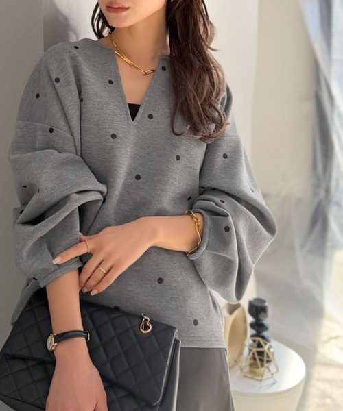 Classical Evon(クラシカルエヴォン)の「【Classical Evon】甘さ抑えて品よく映える。ドット刺繍袖ぽわんキーネックダンボールトップス(長袖)(Tシャツ/カットソー・レディース・ベージュ/ブラック/グレー・LARGE/MEDIUM/SMALL/X-LARGE)」の4枚目の写真
