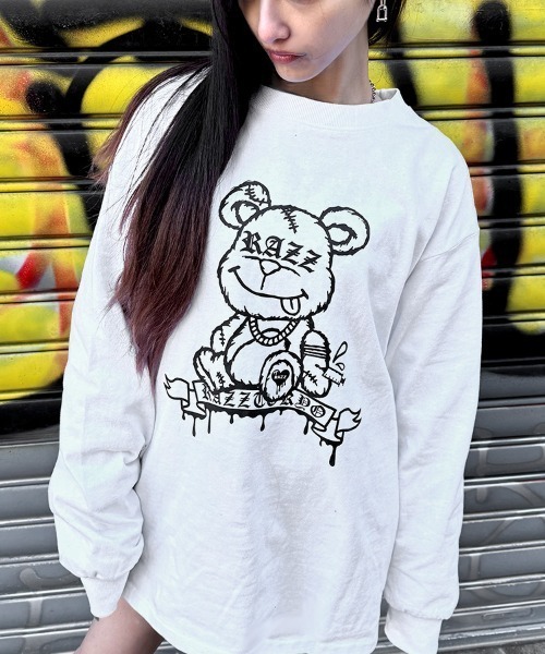 RAZZIS（ラズ）の「『RAZZIS/ラズイズ』DRAG OVERDOSE刺繍 ベアプリント天竺長袖Tシャツ （Tシャツ/カットソー・メンズ・ホワイト/ブラック・M/L）」の2枚目の写真