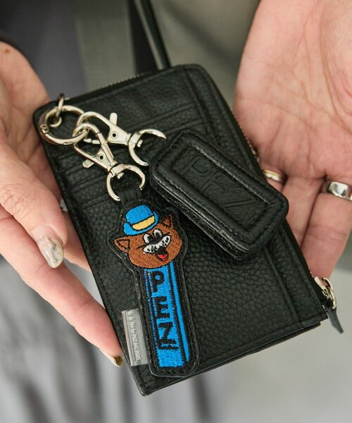 ear PAPILLONNER（イアパピヨネ）の「【PEZ(ペッツ)×ear】本革フラグメントケース（財布・レディース・ブラック/カーキ/ボルドー・FREE）」の2枚目の写真