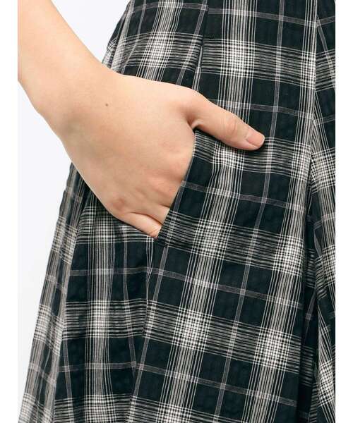 LAGUNAMOON(ラグナムーン)の「チェックタックフレアスカート 【夏服】(スカート・レディース・ブラック/ブルー・MEDIUM/SMALL)」の13枚目の写真