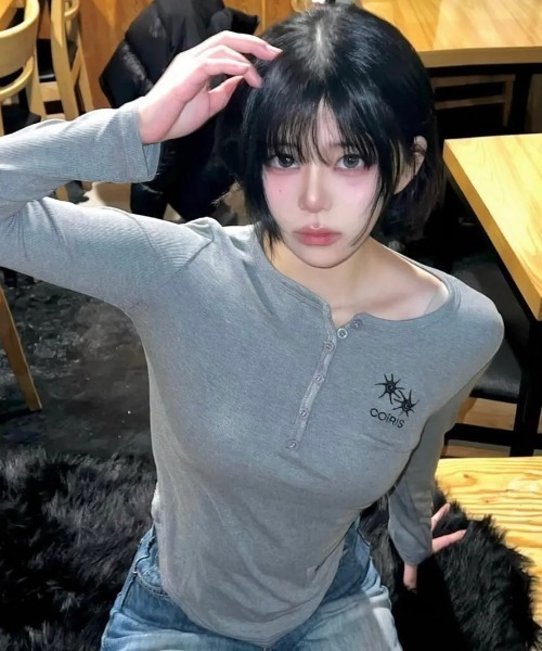 COIRIS_(コイリス)の「◇COIRIS◇ブランド直輸入正規品/アリーナ ボタン ロングスリーブ Tシャツ ARINA BUTTON LONG SELLVE T(Tシャツ/カットソー・レディース・グレー/ブラック/ホワイト/ベージュ・FREE)」の3枚目の写真