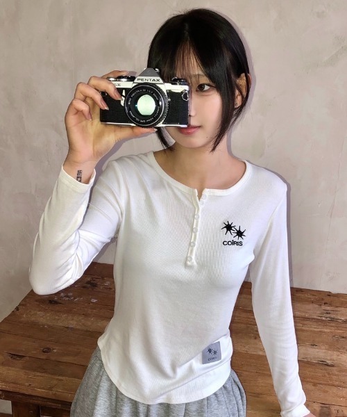 COIRIS_(コイリス)の「◇COIRIS◇ブランド直輸入正規品/アリーナ ボタン ロングスリーブ Tシャツ ARINA BUTTON LONG SELLVE T(Tシャツ/カットソー・レディース・グレー/ブラック/ホワイト/ベージュ・FREE)」の1枚目の写真
