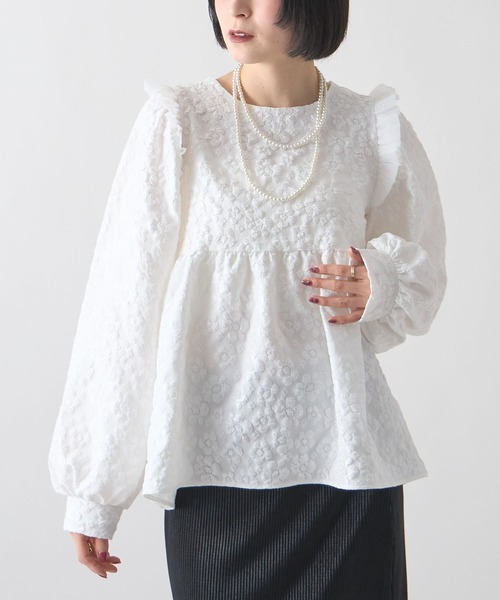 each(イーチ)の「フラワーふくれジャガードぺプラムブラウス(シャツ/ブラウス・レディース・ホワイト/ブラック・FREE)」の3枚目の写真