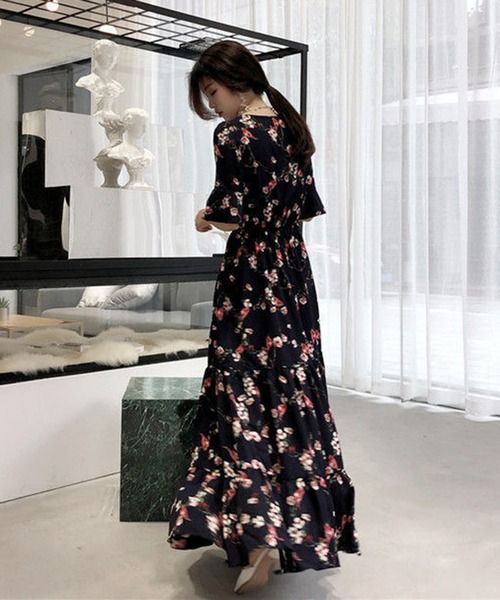 &soiree(アンドソワレ)の「ボタニカル柄Vネック半袖ワンピース(ワンピース・レディース・ブルー/ネイビー・X-LARGE/LARGE/MEDIUM)」の4枚目の写真
