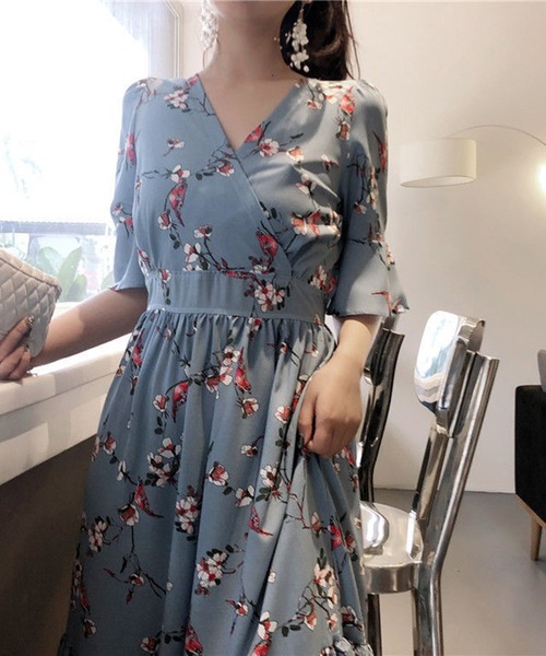 &soiree(アンドソワレ)の「ボタニカル柄Vネック半袖ワンピース(ワンピース・レディース・ブルー/ネイビー・X-LARGE/LARGE/MEDIUM)」の5枚目の写真