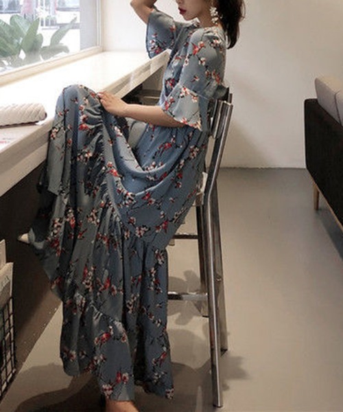 &soiree(アンドソワレ)の「ボタニカル柄Vネック半袖ワンピース(ワンピース・レディース・ブルー/ネイビー・X-LARGE/LARGE/MEDIUM)」の6枚目の写真