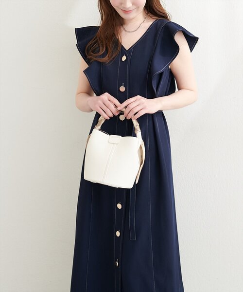 natural couture(ナチュラルクチュール)の「〈canami〉配色ステッチラッフル袖ワンピース(ワンピース・レディース・ネイビー/ピンク/ライトベージュ/チャコールグレー・FREE)」の6枚目の写真