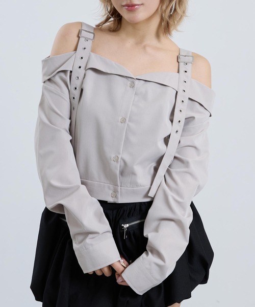 ANAP(アナップ)の「ベルトデザイン オフショルダー ブラウス(シャツ/ブラウス・レディース・グレイッシュベージュ/ライトブルー/ダークグレー・F)」の2枚目の写真