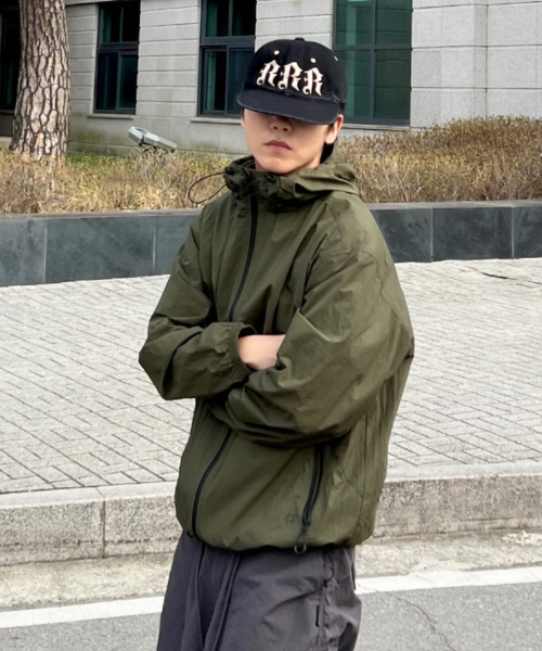 KALAPATTHAR(カラパタール)の「AIRY RIPSTOP NYLON TWO-WAY WIND BREAKER - KHAKI(ナイロンジャケット・メンズ・その他・MEDIUM/LARGE/X-LARGE)」の6枚目の写真