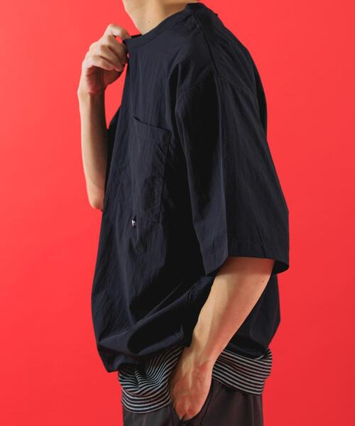 ITEMS URBANRESEARCH（アイテムズ アーバンリサーチ）の「『接触冷感/撥水/イージーケア/UVカット』タスランナイロンクルーネックドロストTシャツ（Tシャツ/カットソー・メンズ・ベージュ系その他/チャコールグレー/ブラック・MEDIUM/LARGE）」の6枚目の写真