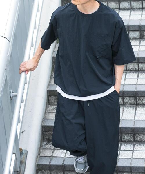 ITEMS URBANRESEARCH（アイテムズ アーバンリサーチ）の「『接触冷感/撥水/イージーケア/UVカット』タスランナイロンクルーネックドロストTシャツ（Tシャツ/カットソー・メンズ・ベージュ系その他/チャコールグレー/ブラック・MEDIUM/LARGE）」の8枚目の写真