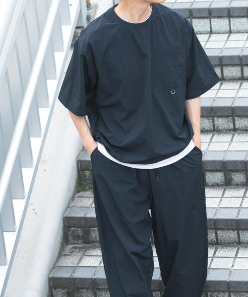 ITEMS URBANRESEARCH（アイテムズ アーバンリサーチ）の「『接触冷感/撥水/イージーケア/UVカット』タスランナイロンクルーネックドロストTシャツ（Tシャツ/カットソー・メンズ・ベージュ系その他/チャコールグレー/ブラック・MEDIUM/LARGE）」の9枚目の写真