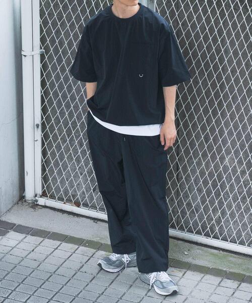 ITEMS URBANRESEARCH(アイテムズ アーバンリサーチ)の「『接触冷感/撥水/イージーケア/UVカット』タスランナイロンクルーネックドロストTシャツ(Tシャツ/カットソー・メンズ・ベージュ系その他/チャコールグレー/ブラック・MEDIUM/LARGE)」の18枚目の写真