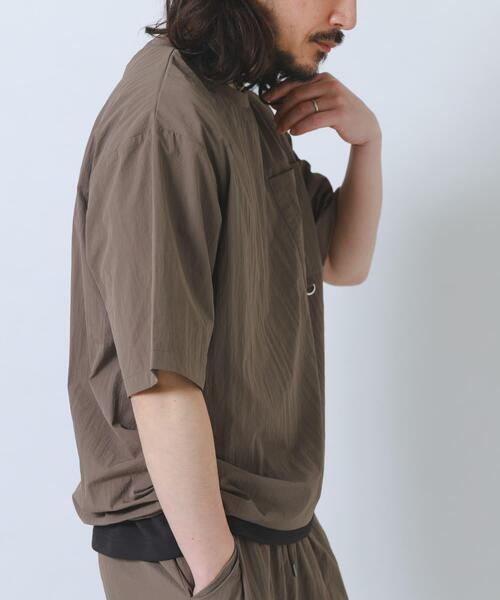 ITEMS URBANRESEARCH(アイテムズ アーバンリサーチ)の「『接触冷感/撥水/イージーケア/UVカット』タスランナイロンクルーネックドロストTシャツ(Tシャツ/カットソー・メンズ・ベージュ系その他/チャコールグレー/ブラック・MEDIUM/LARGE)」の4枚目の写真