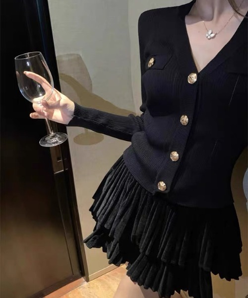 CELENA BEATS（セレナビーツ）の「ゴールドボタン Vネック ジャケット風 カーディガン（カーディガン/ボレロ・レディース・ブラック・FREE）」の8枚目の写真