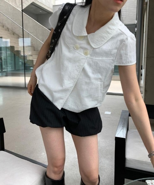 semplice(センプリチェ)の「大人可愛い パフスリーブ ダブルボタン クロップドシャツ ラウンドカラー トップス(シャツ/ブラウス・レディース・ホワイト/ブラック・M/S)」の13枚目の写真