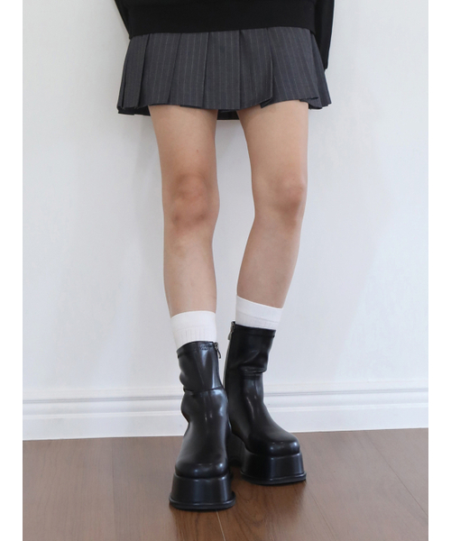 APTO(アプト)の「ハンバー メンズ スリムフィット アンクルブーツ AHFA003(ブーツ・レディース・ブラック/アイボリー・23cm/23.5cm/24cm/24.5cm/25cm)」の3枚目の写真