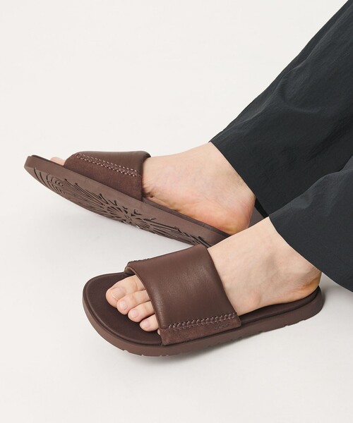 UGG(アグ)の「<UGG>シーサイド 2 スライド サンダル(サンダル・メンズ・ブラック/ダークブラウン・9/10/8)」の5枚目の写真