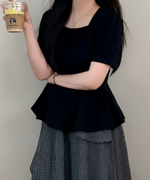 AMAJI（アマジ）の「スクエアネックトップス コットン混 ストレッチ素材（Tシャツ/カットソー・レディース・ブラック・MEDIUM/LARGE/X-LARGE）」の4枚目の写真