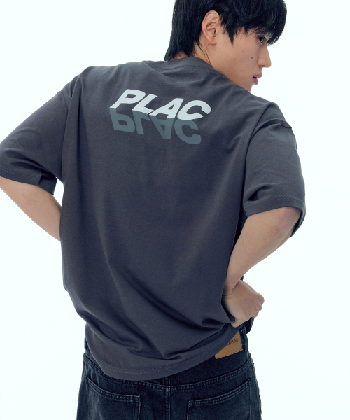 PLAC(プラック)の「ロゴオーバー半袖Tシャツ2カラー(Tシャツ/カットソー・メンズ・チャコール/カーキ・MEDIUM/LARGE)」の3枚目の写真