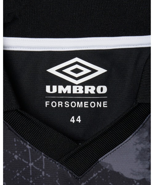 FORSOMEONE(フォーサムワン)の「FORSOMEONE UMBRO FC SHIRT(その他トップス・メンズ・ブラック/レッド・50/44/48/46)」の9枚目の写真