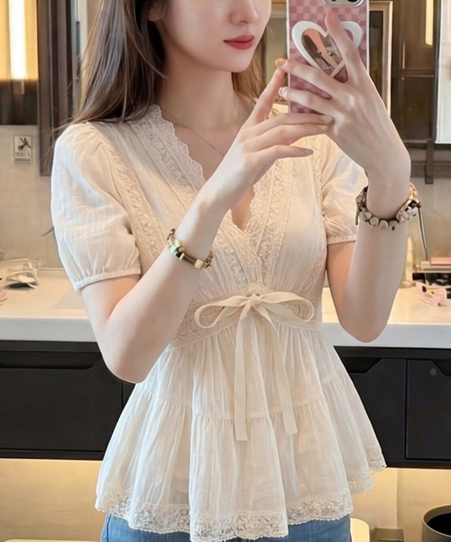 LUCPY(ラクピー)の「レースVネックウエストリボンブラウス(シャツ/ブラウス・レディース・ホワイト・SMALL/MEDIUM/LARGE/X-LARGE)」の2枚目の写真