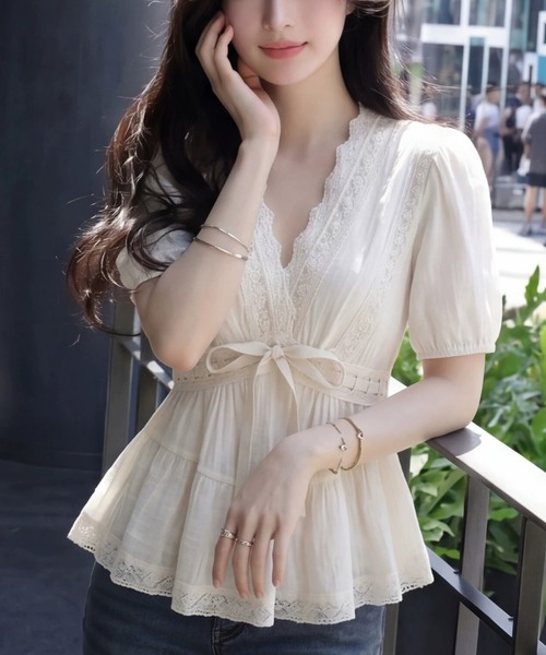 LUCPY(ラクピー)の「レースVネックウエストリボンブラウス(シャツ/ブラウス・レディース・ホワイト・SMALL/MEDIUM/LARGE/X-LARGE)」の3枚目の写真