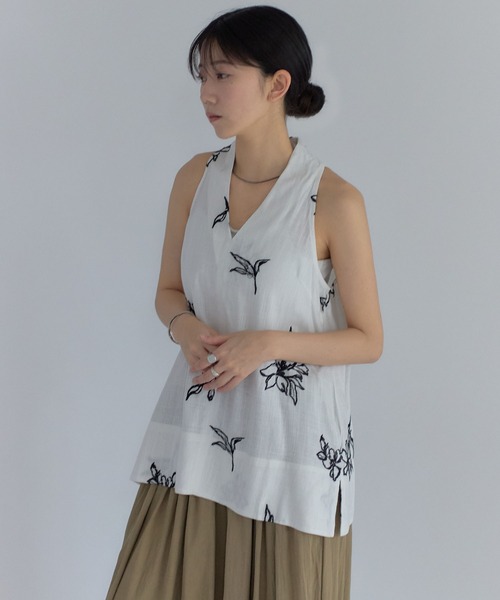 leimn（レイムン）の「フラワー刺繍Vネックトップス（シャツ/ブラウス・レディース・ホワイト/アイボリー・FREE）」の3枚目の写真