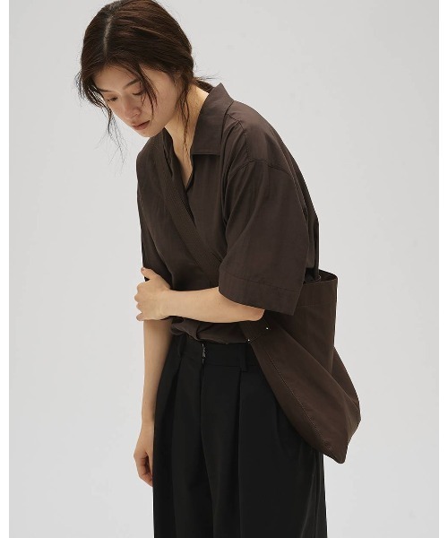 TODAYFUL（トゥデイフル）の「Silky Halfsleeve Shirts 12610426（シャツ/ブラウス・レディース・ブラウン/ホワイト/ブラック・FREE）」の5枚目の写真