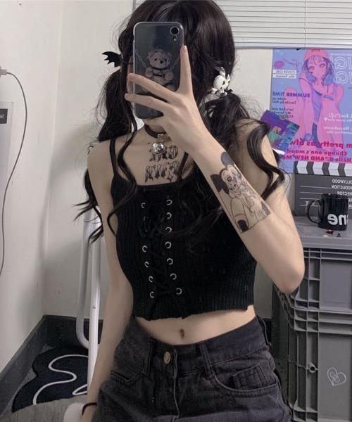 Lips(リップス)の「フロントレースアップで視線を惹く!韓国ムード漂うショート丈キャミソール(キャミソール・レディース・ホワイト/グレー・FREE)」の8枚目の写真