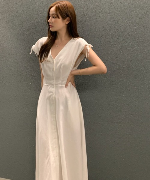 2ly2(トゥーリートゥー)の「肩リボンが可愛い♪Vネックフレンチスリーブロングワンピース(ワンピース・レディース・ベージュ/ブラック/ホワイト・FREE)」の6枚目の写真